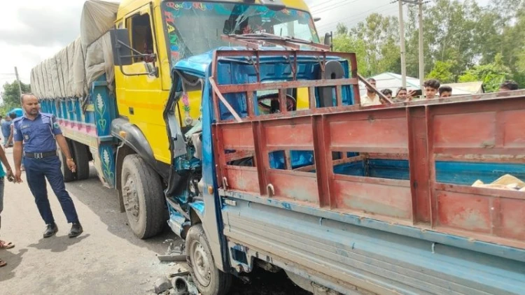 বগুড়ায় দুই ট্রাকের সংঘর্ষে চারজন নিহত