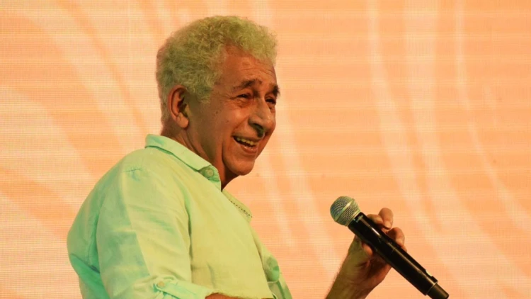 আজীবন সম্মাননা অ্যাওয়ার্ড কেন ফিরিয়ে দেন নাসিরুদ্দিন শাহ?