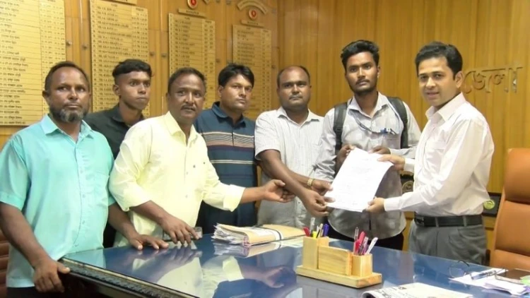 তিস্তার ভাঙন প্রতিরোধের দাবিতে স্মারকলিপি প্রদান