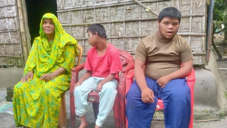 দুই প্রতিবন্ধী সন্তান নিয়ে হাচিনার মানবেতর জীবনযাপন