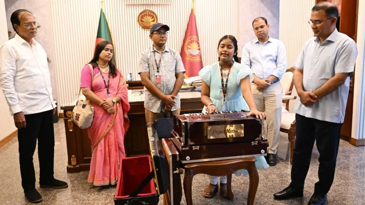 এক চিঠিতেই স্বপ্নপূরণ: প্রধানমন্ত্রীর সাক্ষাৎ ও হারমোনিয়াম উপহার পেল খুদে শিল্পী অনুশ্রী