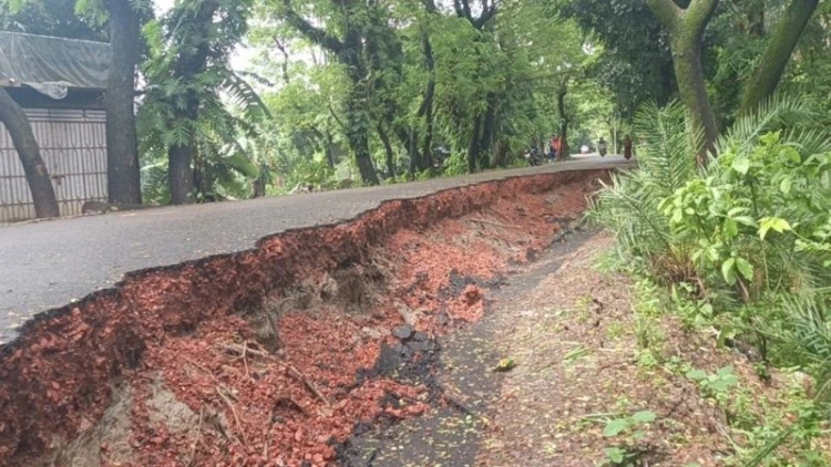 নির্মাণকাজ শেষ হওয়ার আগেই সড়কে ধস, জনগণের ভোগান্তি