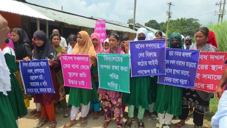 বিদ্যালয়ের দোকান দখলের প্রতিবাদে বালিয়াডাঙ্গীতে শিক্ষার্থীদের বিক্ষোভ