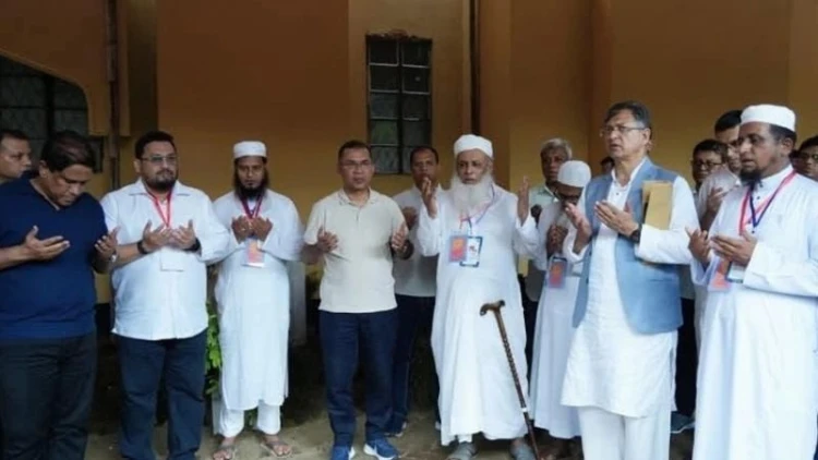 আল্লামা আহমদ শফীর কবর জিয়ারত করলেন প্রধানমন্ত্রী