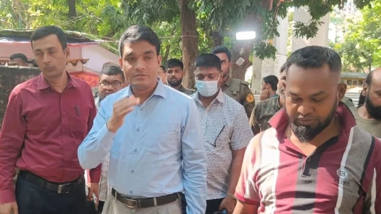 বাহাদুর শাহ পার্কে অবৈধ দোকান সরাতে ডিএসসিসির আল্টিমেটাম