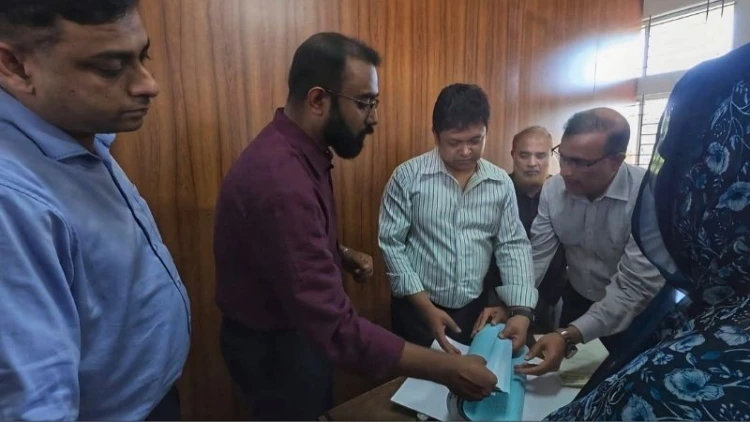 গাজীপুর সাব-রেজিস্ট্রি অফিসে ডিসির আকস্মিক অভিযান