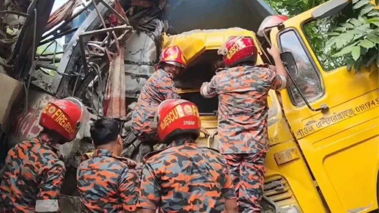 চাঁদপুরে বাস-ট্রাক মুখোমুখি সংঘর্ষে নিহত ৩, আহত ১৮ | সড়ক দুর্ঘটনা