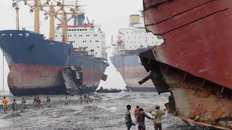 সীতাকুণ্ডে জাহাজ ভাঙা কারখানায় বিষাক্ত গ্যাসে ৩ শ্রমিকের মৃত্যু