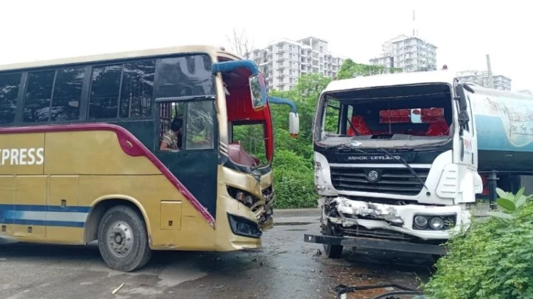 ঈশ্বরদীতে বাস-ট্যাঙ্কার সংঘর্ষে আহত ১৫