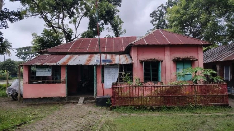 শ্যামনগরে জরাজীর্ণ ভবনে চলছে দুটি ইউনিয়নের ভূমি সেবা