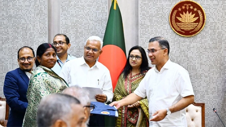 চা শ্রমিকদের ২০ হাজার রেইনকোট বিতরণ করলেন প্রধানমন্ত্রী তারেক রহমান