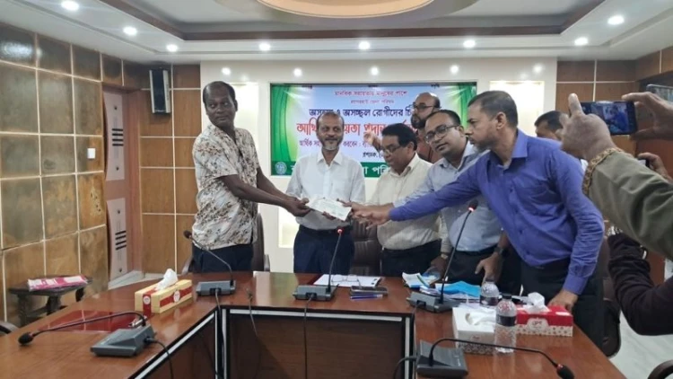 বাগেরহাট জেলা পরিষদের আর্থিক সহায়তা বিতরণ