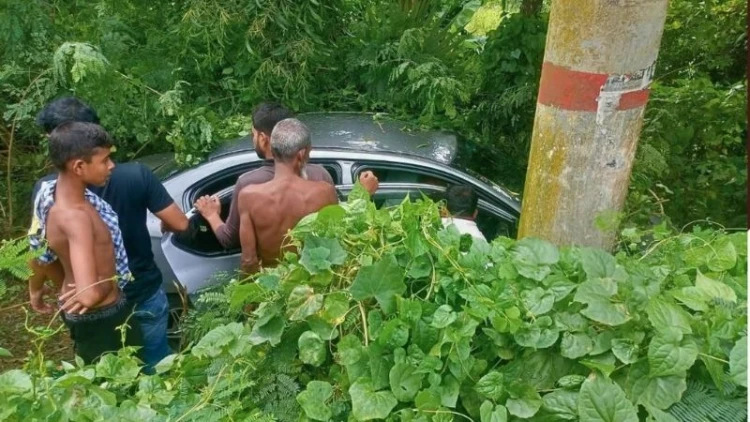 গোপালগঞ্জে প্রাইভেটকার নিয়ন্ত্রণ হারিয়ে খাদে