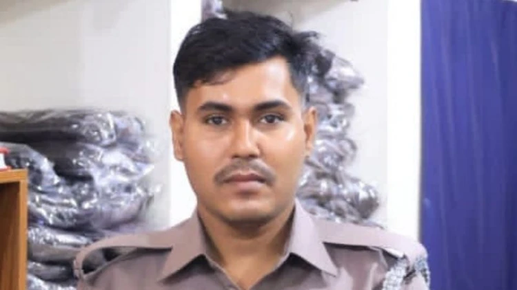 নদীতে ঝাঁপ দেওয়া নারীকে উদ্ধার: প্রশংসায় ভাসছেন কনস্টেবল হাসান
