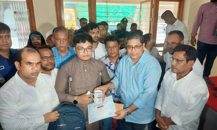 হুইলচেয়ারে থেকে এসএসসিতে গোল্ডেন জিপিএ-৫ পাওয়া মাহফুজের দায়িত্ব নিলেন প্রতিমন্ত্রী