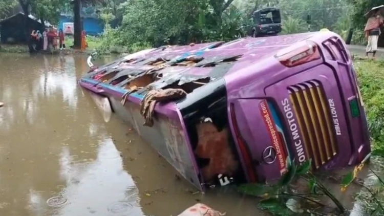 পটুয়াখালীতে স্লিপার বাস পুকুরে, ১৫ পর্যটক আহত