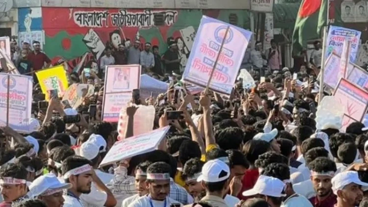 নোয়াখালী বিভাগের দাবিতে শাহবাগ অবরোধ