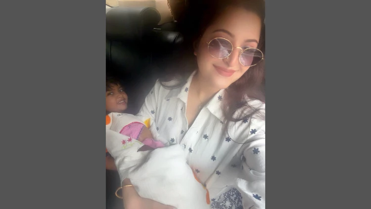 কোলে ফের সদ্যোজাত, ‘তিন নম্বর জন ডান’ লিখে পরীমণির চমক