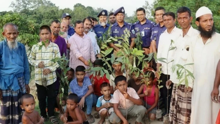 জলবায়ু পরিবর্তনে দিনাজপুরে জেলা পুলিশের বৃক্ষরোপণ