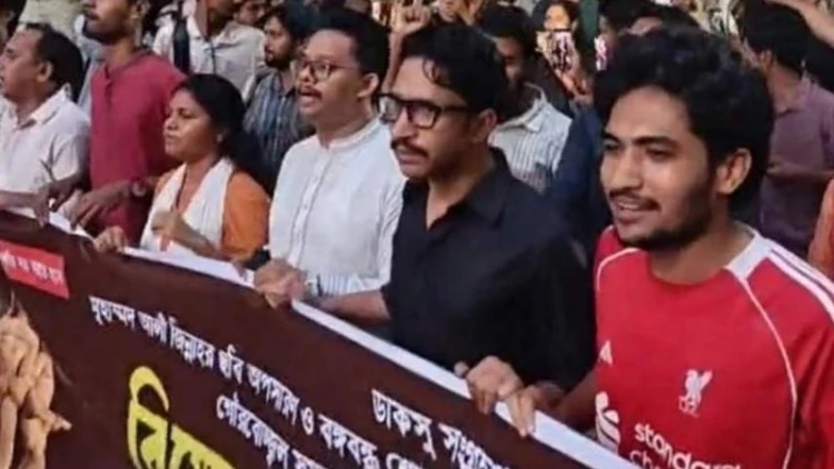 ঢাবিতে ডাকসুর বিরুদ্ধে তিন ছাত্রসংগঠনের বিক্ষোভ