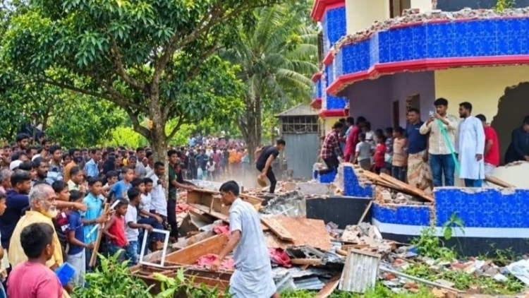 পাবনায় শিশু কলি হত্যা: অভিযুক্তের বাড়ি গুঁড়িয়ে দিল বিক্ষুব্ধ জনতা