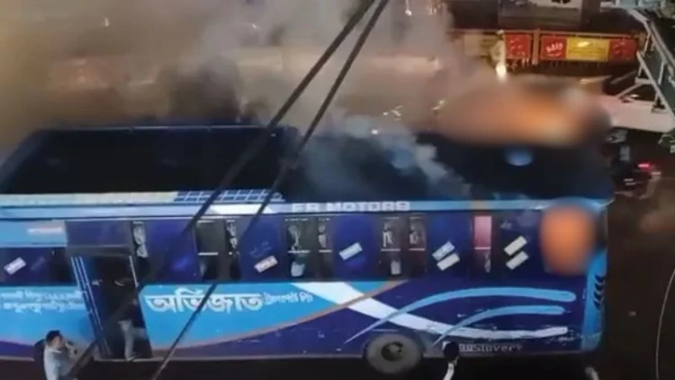 রাজধানীতে দুটি বাসে আগুন
