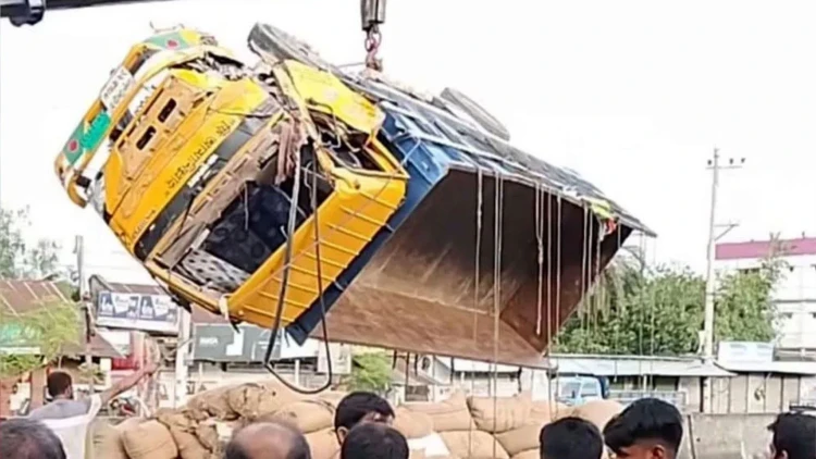 শাজাহানপুরে মাইক্রোবাস-ট্রাক সংঘর্ষে ২ জন নিহত, আহত ৭