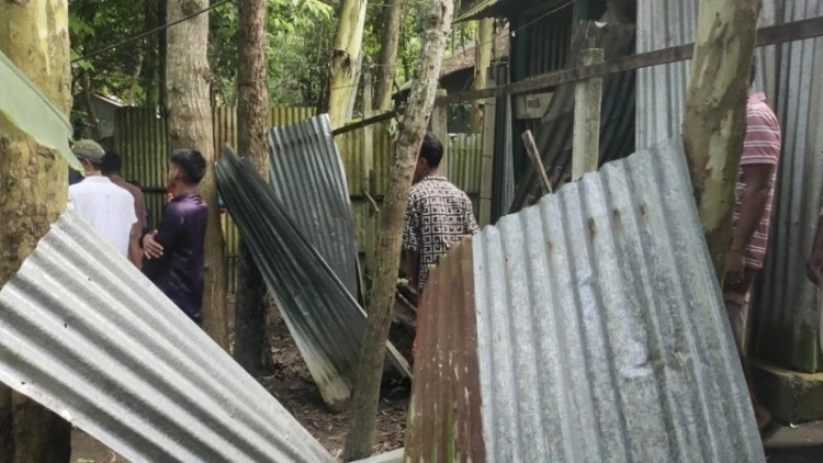 মাদক ব্যবসায়ীর বাড়ি ভেঙে দিল এলাকাবাসী