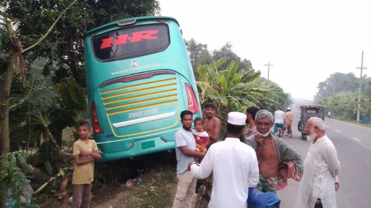 মণিরামপুরে বাস পুকুরে পড়ে আহত অনেক