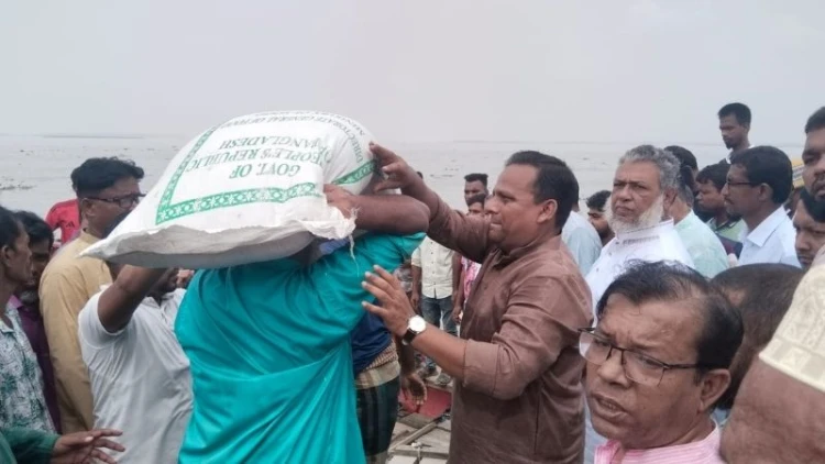 নদীভাঙনে ক্ষতিগ্রস্তদের মাঝে নৌপরিবহন প্রতিমন্ত্রীর চাল বিতরণ