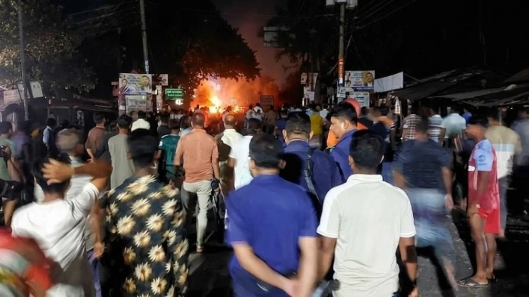 টিকিট কাটা নিয়ে সংঘর্ষে আহত ১০, মহাসড়ক অবরুদ্ধ