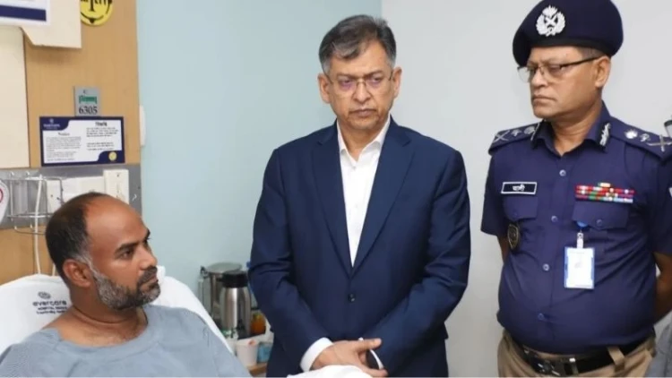 আহত পুলিশ পরিদর্শককে দেখতে হাসপাতালে স্বরাষ্ট্রমন্ত্রী