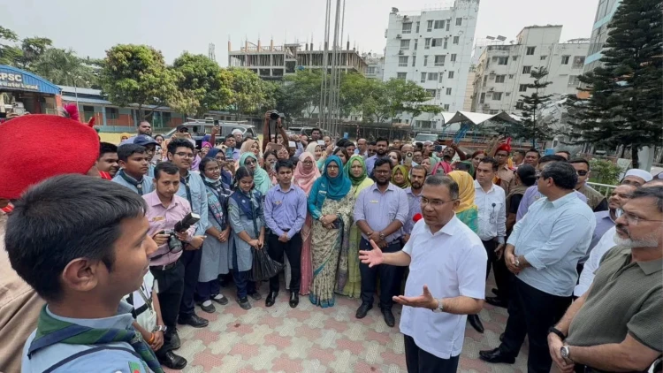 সাড়ে চার ঘণ্টায় ঢাকার ১৩টি স্পট আকস্মিক পরিদর্শন প্রধানমন্ত্রীর