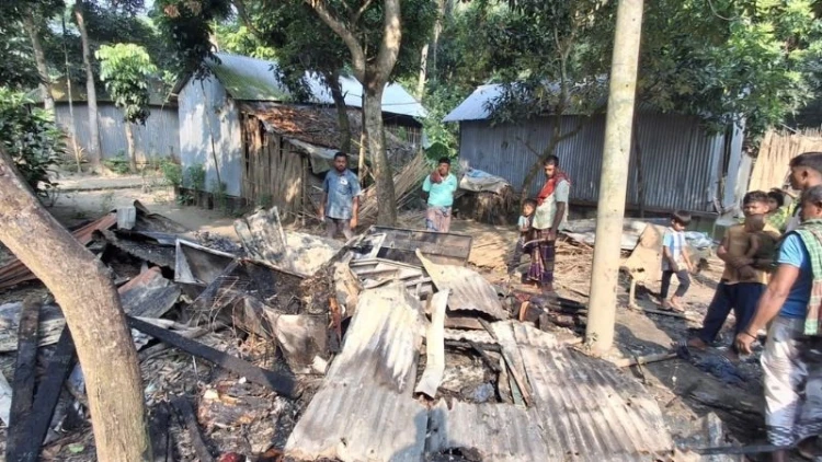 মহম্মদপুরে আগুনে পুড়ে ছাই বসতবাড়ি
