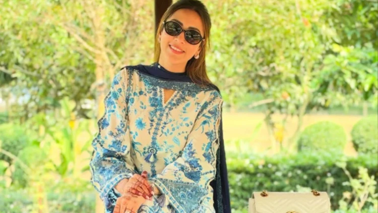 পূজার আনন্দে বিদ্যা সিনহা সাহা মিম