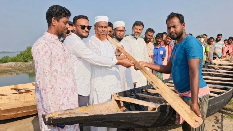 কয়রায় ৪০ বনজীবীকে নৌকা, জাল ও লাইফ জ্যাকেট হস্তান্তর
