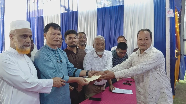 আটোয়ারীর ৩০টি পূজামণ্ডপে সংসদ সদস্যের উপহার পৌঁছে দিলেন জেলা পরিষদ প্রশাসক