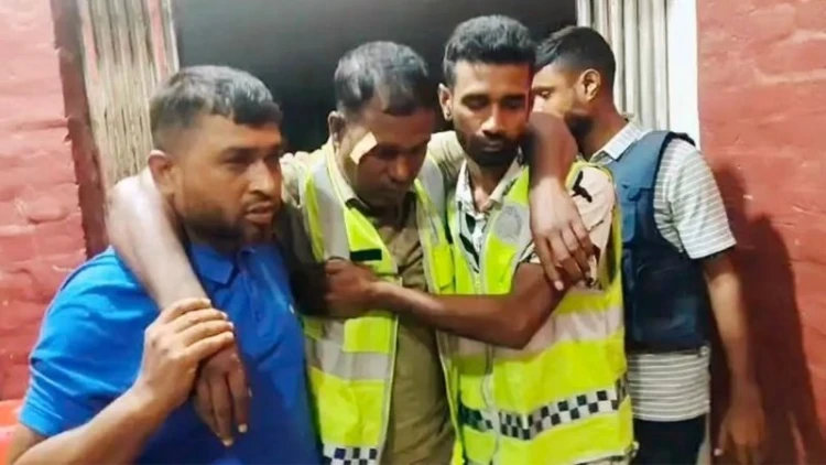 ভালুকায় পুলিশের ওপর মাদক ব্যবসায়ীদের হামলা, আহত ২