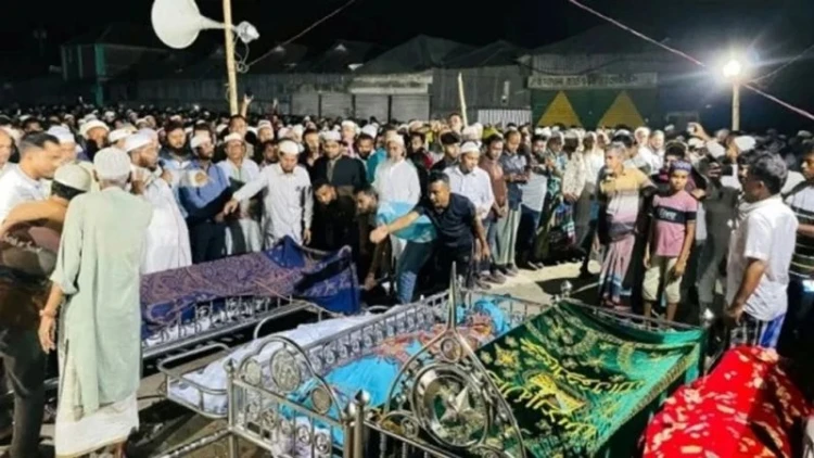 নাটোরে দুর্ঘটনায় নিহত ৫ ব্যবসায়ীর জানাজা সম্পন্ন