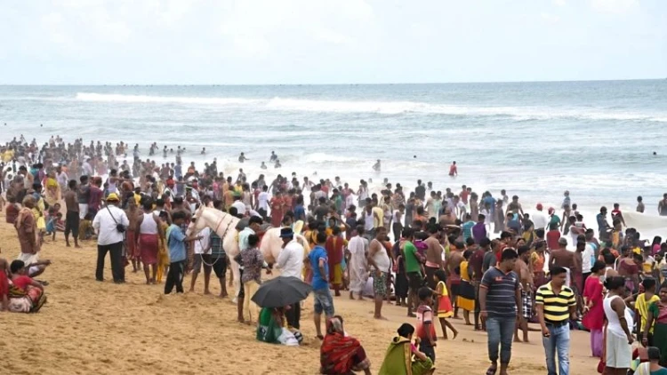 কক্সবাজারে সাগরে ডুবে ৩ পর্যটকের মৃত্যু, নিখোঁজ ২