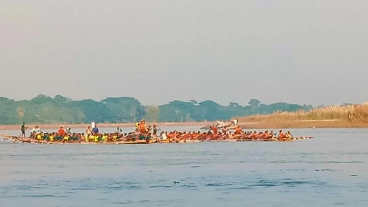 মাগুরায় মধুমতির বুকে ঐতিহ্যবাহী নৌকাবাইচ অনুষ্ঠিত