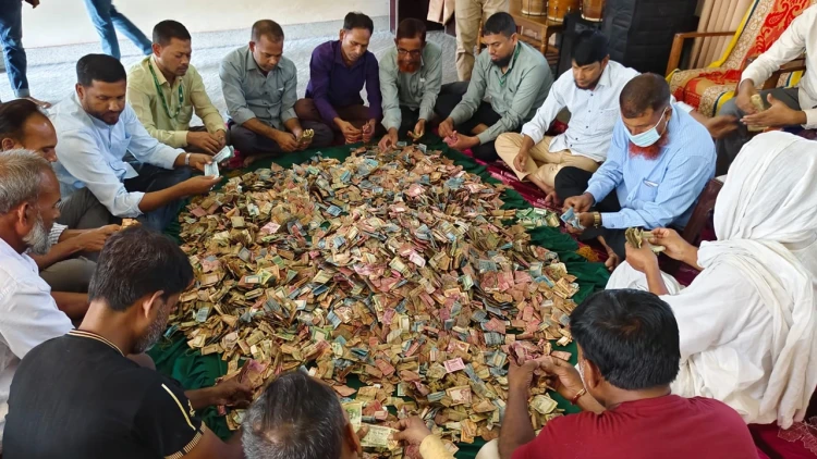কুষ্টিয়ায় লালন সাঁইয়ের মাজারের দানবাক্স খুলে মিলল প্রায় সাড়ে ৮ লাখ টাকা