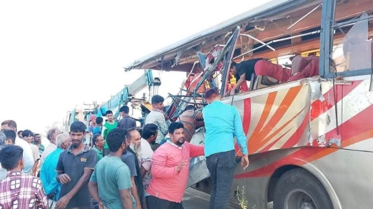 মিঠাপুকুরে দাঁড়িয়ে থাকা ট্রাকে বাসের ধাক্কা, নিহত ৩