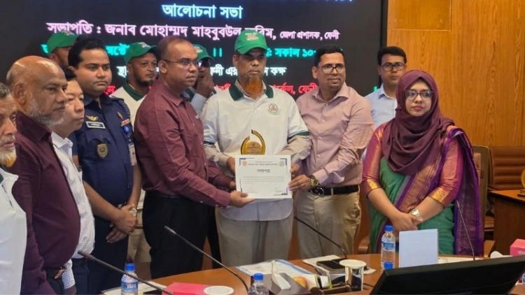 ফেনীতে নিরাপদ সড়ক দিবসে সার্টিফিকেট প্রদান